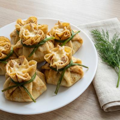 Блинные мешочки с курицей и сыром - пошаговый рецепт с фото