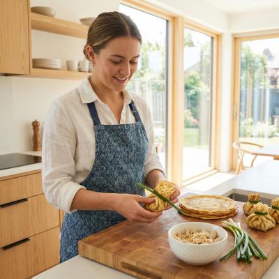 Блинные мешочки с курицей и сыром - пошаговый рецепт с фото
