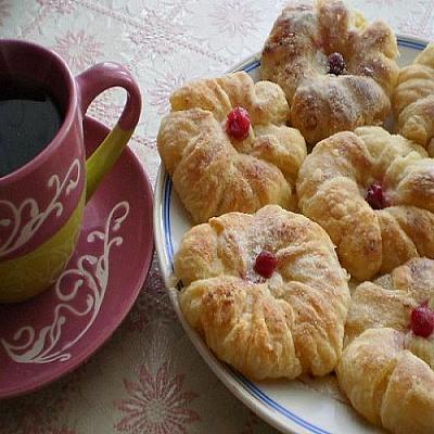 Цветочки из ананасов в слоёном тесте