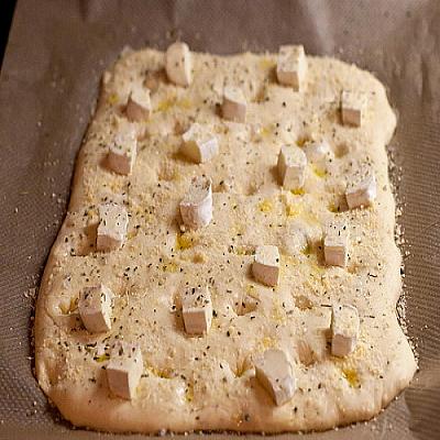 Фокачча с козьим сыром
