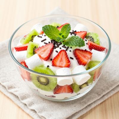 Фруктовый десерт в зефирном креме с клубникой и киви - рецепт