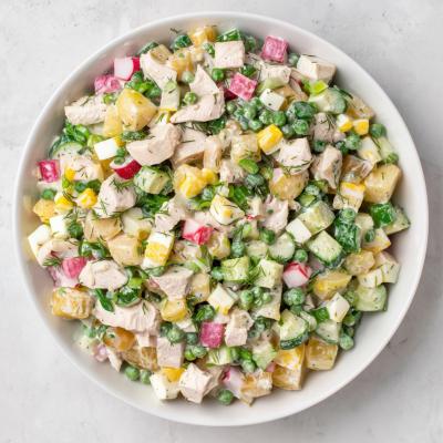 Летний салат Оливье с курицей и свежими овощами