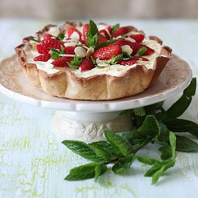 Миндальный тарт с клубникой
