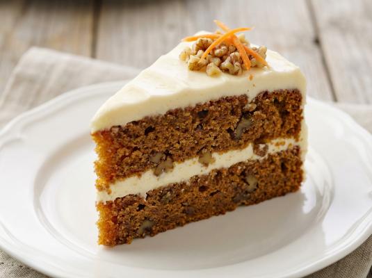 Морковный торт с орехами и кремом-чиз: рецепт