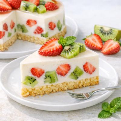 Нежный десерт-мечта: бисквит с киви и клубникой в сметанном желе