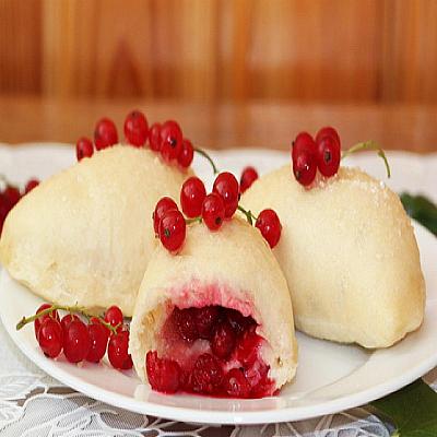 Паровые вареники с красной смородиной