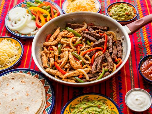 Рецепт Фахитас — популярное мексиканское блюдо с сочными начинками и соусами