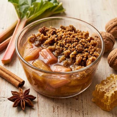 Ревень, тушеный в пряном соусе - летний десерт