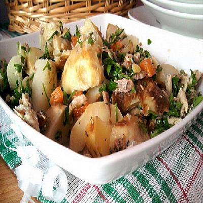 Рыбный салат с печеным картофелем