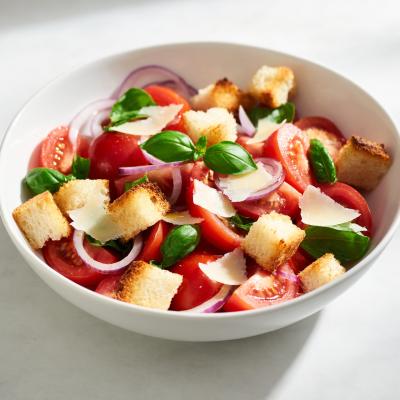 Салат из помидоров с хрустящими гренками