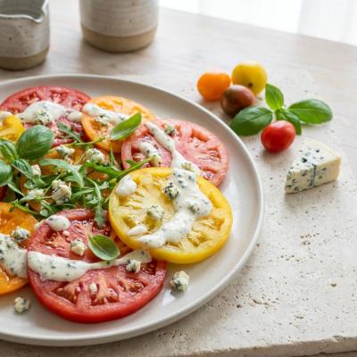 Салат из разноцветных помидоров под сырным соусом