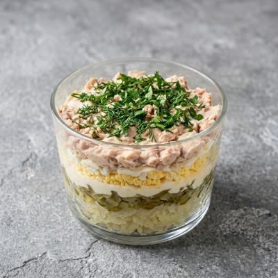 Слоеный салат с печенью трески - классический праздничный рецепт