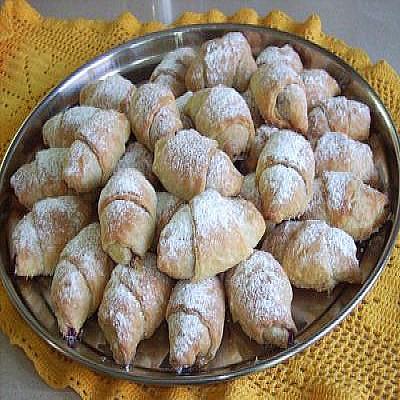 Слоёные рогалики с вишней