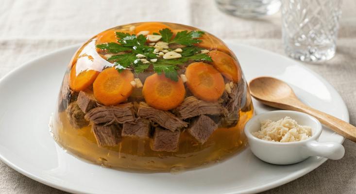 Студень из говядины - классический рецепт прозрачного холодца с овощами и чесноком