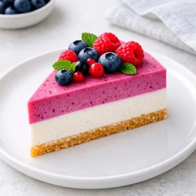 Творожно-ягодный торт без выпечки: двухцветный