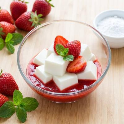 Творожное желе с клубничным соусом - нежный десерт